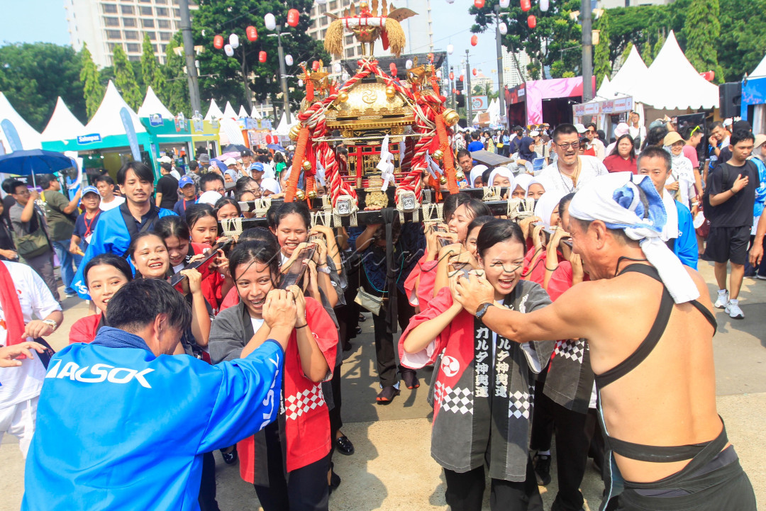 Peserta mengikuti parade mikoshi pada acara Jak-Japan Matsuri 2025 di Plaza Parkir Timur GBK, Jakarta, Sabtu (27/9/2025). Festival kebudayaan Jepang tersebut menghadirkan beragam pertunjukan musik, budaya, kuliner hingga aktivitas interaktif.
