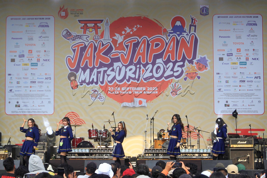 Terdapat stan pengenalan budaya Jepang dan Indonesia, yang berisi demo membatik, mewarnai wayang, dan kostum festival Jepang.&nbsp;Selain itu pengunjung juga bisa mencoba dialek&nbsp;Jepang, <em>shuji</em> atau kaligrafi Jepang, dan <em>kurumie</em> (seni kerajinan tradisional Jepang yang membuat gambar tiga dimensi dengan cara membungkus dan menyusun potongan-potongan kertas <em>washi</em>/kertas tradisional Jepang).<br />
<br />
Editor : Yayus Yuswoprihanto