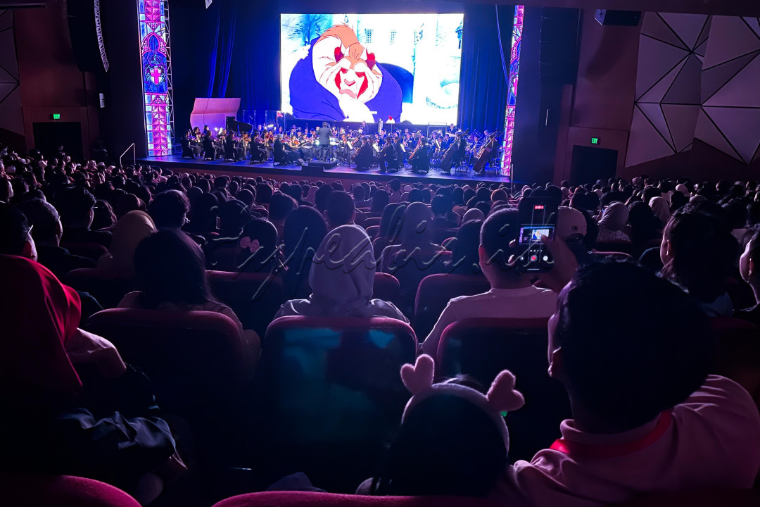 Karya animasi yang dirilis puluhan tahun lalu ini tampil megah dan manis, seakan dibangkitkan kembali lewat sentuhan musik yang memukau dan panggung yang ditata dengan apik. Jika menonton film di bioskop saja sudah menjadi pengalaman tak terlupakan, menyaksikan film yang diiringi musik orkestra secara langsung membawa penonton ke level yang sama sekali berbeda. Musik yang biasanya menjadi latar belakang kini hadir sebagai bintang utama, sehingga memperkaya setiap momen yang tersaji di layar.