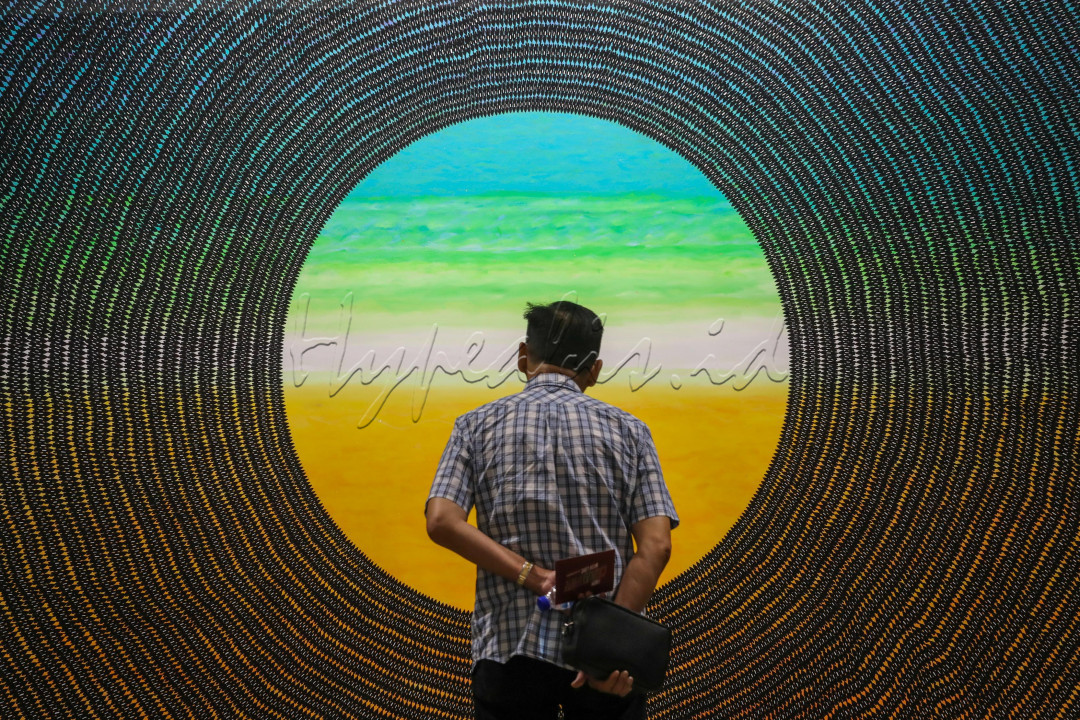 Jakarta kembali menjadi magnet dunia seni rupa dengan digelarnya salah satu pameran seni terbesar di Asia Tenggara yakni Art Jakarta 2025 yang berlangsung pada Jumat (3/10/2025) hingga Minggu (5/10/2025) di JIEXPO Kemayoran, Jakarta. Ajang ini menghadirkan 75 galeri dari 16 negara, menampilkan ragam karya seni kontemporer yang memperkaya lanskap seni global.