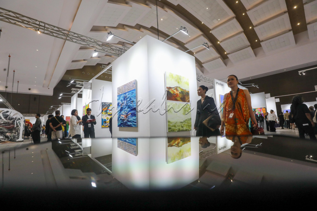 Kehadiran galeri lintas kawasan menegaskan posisi Art Jakarta sebagai titik temu penting antara seniman, galeri, kolektor, dan pencinta seni dari Asia maupun dunia. Pameran ini bukan sekadar ajang jual-beli karya, tetapi juga ruang dialog dan pertukaran gagasan, di mana ide-ide baru dalam seni rupa kontemporer menemukan tempatnya.
<div>&nbsp;</div>