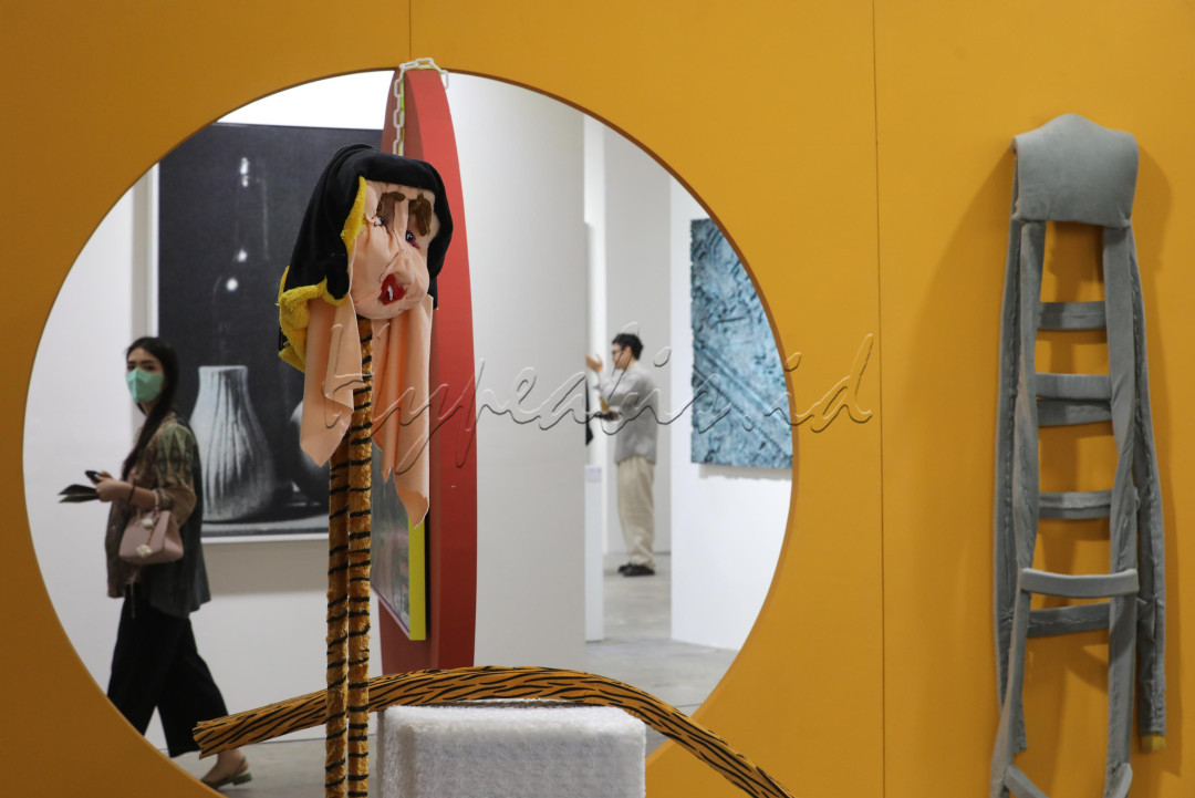 Tahun ini, sejumlah galeri internasional menjadi sorotan utama. Kaikai Kiki Gallery asal Jepang, yang didirikan oleh Takashi Murakami dan dikenal lewat estetika pop art-nya, tampil dengan karya-karya segar. Dari Eropa, Esther Schipper berbasis di Berlin serta Khankhalaev Gallery dari Moscow menambah warna global pameran ini.