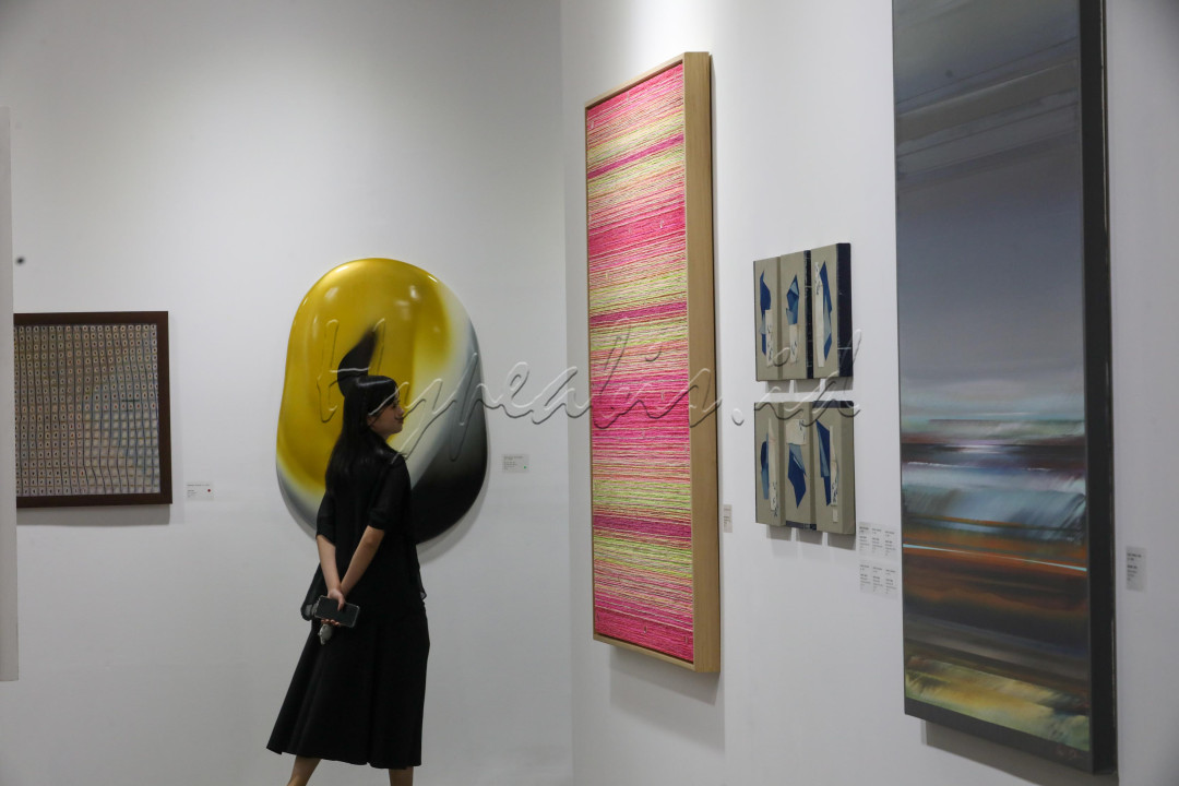 Dari kawasan Asia, Warin Lab Contemporary (Bangkok), A+Works of Art dan The Back Room (Malaysia), serta C Square Gallery dari Taichung memperlihatkan dinamika seni kontemporer regional. Sementara itu, Vin Gallery dari Vietnam dan Shanghai menghadirkan lintasan perspektif lintas budaya yang kian memperkaya lanskap Art Jakarta.