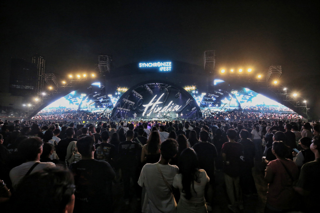 Hindia membuka set-nya dengan Perseverance, dilanjutkan dengan lagu-lagu seperti Hated in the Nation, Cincin, dan Letdown. Interaksi dengan penonton pun terasa hangat.&nbsp;<br />
&nbsp;