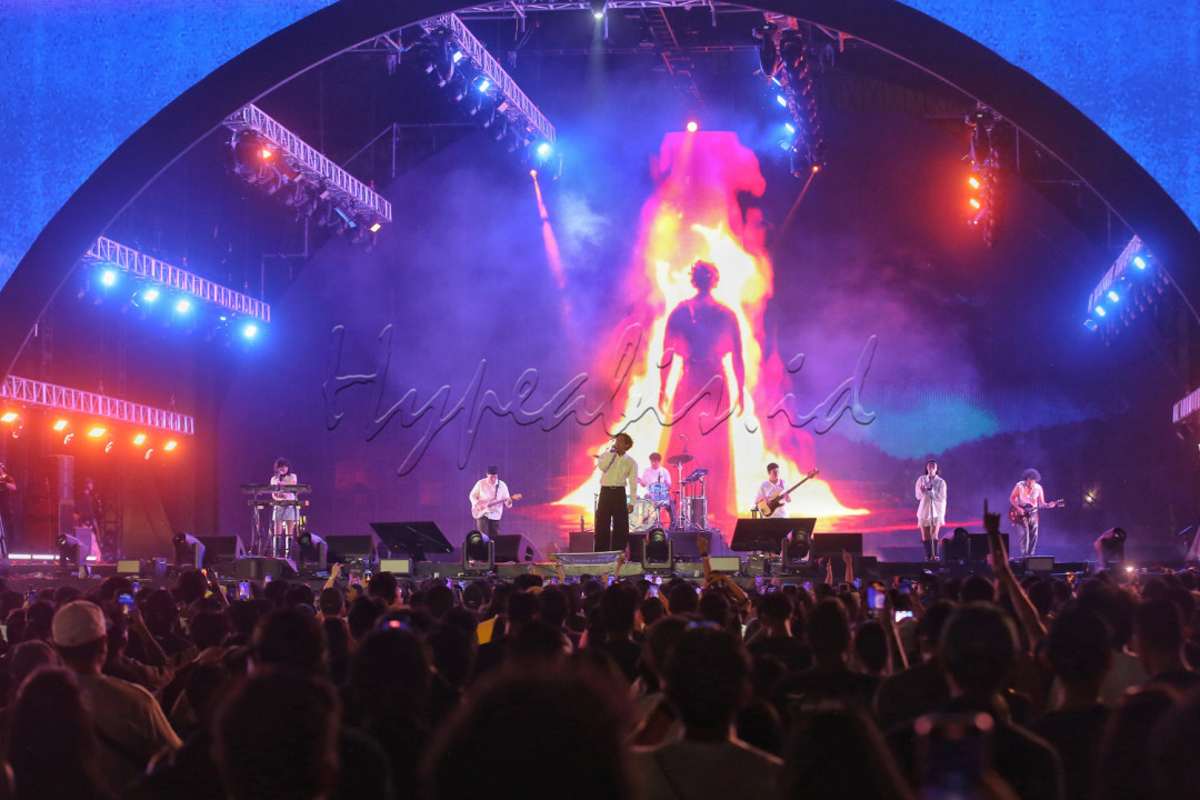 Penampilan Hindia bukan sekadar konser, tapi juga bentuk pernyataan. Ia menunjukkan bahwa panggung musik bisa menjadi ruang untuk menyatukan suara, membangkitkan empati, dan memperkuat solidaritas tanpa kehilangan kekuatan artistiknya.<br />
&nbsp;