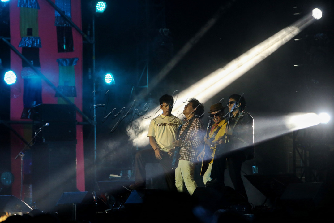 Grup Musik D`Masiv tampil menghibur pada hari pertama Synchronize Fest 2025 di Jakarta, Jumat (3/10/2025). Dalam penampilannya, D`Masiv menyanyikan sejumlah lagu diantaranya <em>Bahagia Sejak Pertama, Apa Salahku, Merindukanmu</em> dan <em>Cinta Ini Membunuhku</em>.<br />
&nbsp;