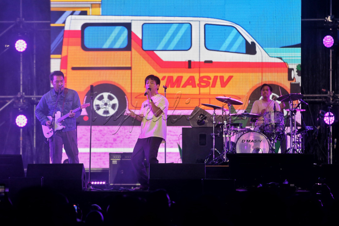 Penampilan D&rsquo;Masiv malam itu tidak hanya membawakan deretan lagu-lagu lama. Mereka juga menghadirkan lagu baru yang berjudul <em>Bahagia Sejak Pertama</em> yang dikolaborasikan bersama musisi muda Ario Kurosuke.<br />
&nbsp;
