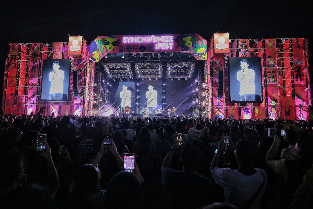 Penampilan D&rsquo;Masiv di Synchronize Fest 2025 bukan hanya konser biasa. Mereka merayakan perjalanan bermusik yang telah bertahan lebih dari dua dekade, sekaligus jembatan menuju babak baru (dengan proyek internasional). Mereka berhasil memadukan nostalgia dan ekspektasi akan konten baru, menjaga kredibilitas sebagai band yang tidak terjebak dalam masa lalu, tetapi tetap menghargai akar mereka.<br />
<br />
Editor : Yayus Yuswoprihanto