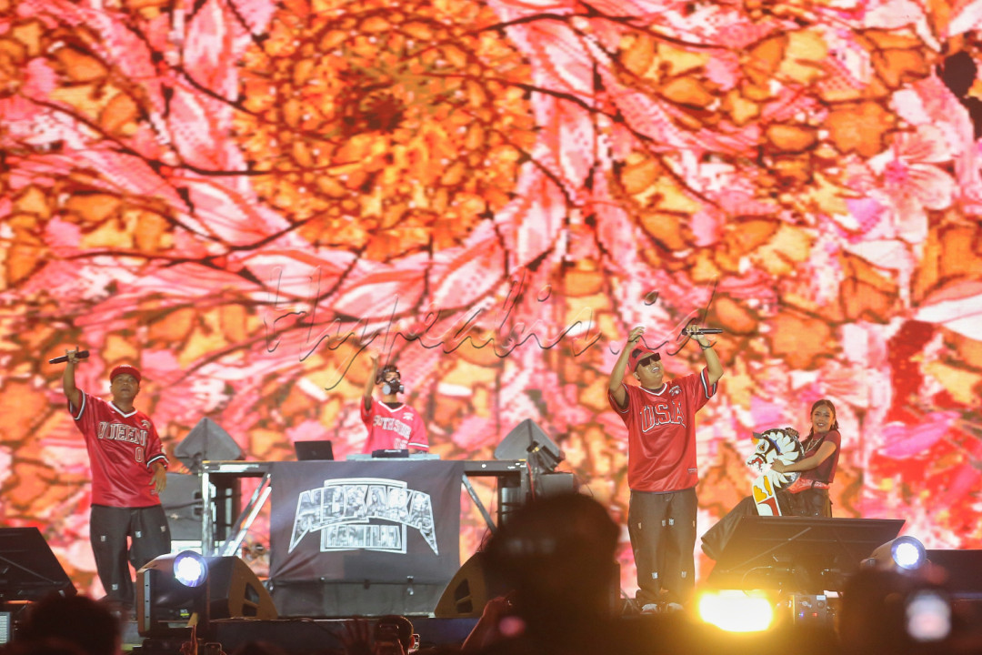Berada dalam festival dengan tema #SalingSilang memberikan NDX A.K.A mendapatkan kesempatan untuk bereksperimen atau berkolaborasi baik secara visual, aransemen ulang lagu, maupun integrasi dengan unsur genre lain.&nbsp;<br />
<br />
&nbsp;
