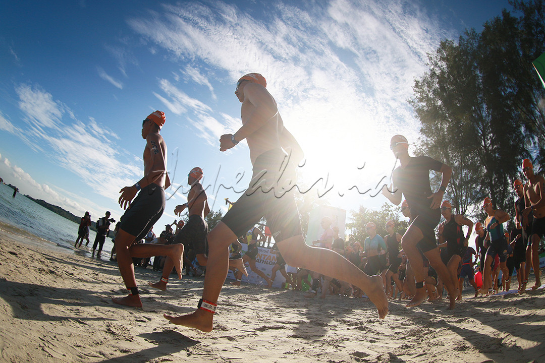 Sejumlah atlet mengikuti perlombaan Bintan Triathlon 2025 yang digelar di Pulau Bintan, Provinsi Kepri, Sabtu (4/10/2025). Lomba yang diselenggarakan oleh Pemerintah Kabupaten Bintan tersebut diikuti oleh 652 atlet dari 30 negara antara lain&nbsp;Singapura, Malaysia, serta negara-negara Eropa.