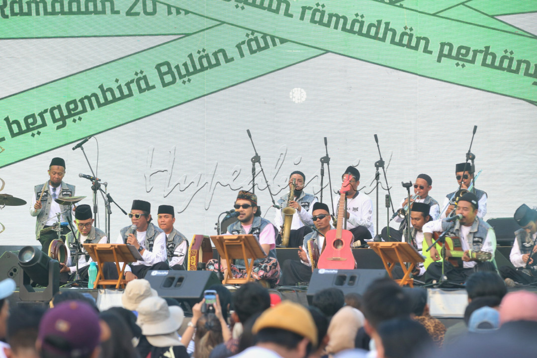 Panggung Forest Stage menjadi saksi kolaborasi yang tak biasa antara Kunto Aji dan Yogyakarta Hadroh Clan (Y.K.H.C.). Mereka tampil sekitar pukul 16.30 WIB dan berhasil menghidupkan suasana yang penuh kehangatan, sentuhan religius, sekaligus semangat solidaritas.<br />
&nbsp;