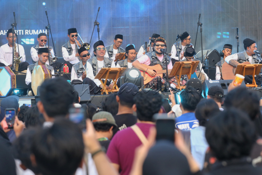 Kolaborasi ini mempertemukan suara pop-jazz khas Kunto Aji dengan sentuhan musik hadroh yaitu alat musik tradisional Islami yang biasanya dibarengi lantunan shalawat yang menghasilkan kombinasi unik, lembut, dan membawa nuansa syahdu di tengah hiruk-pikuk festival.