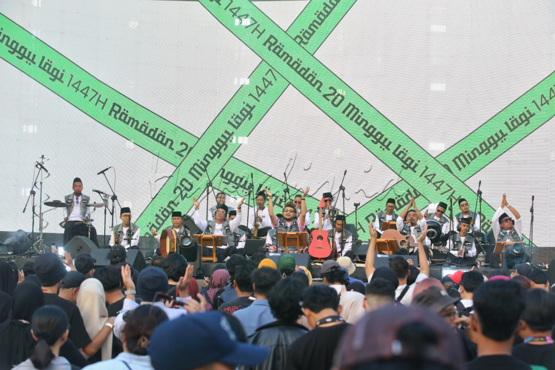Kolaborasi ini memiliki beberapa dimensi makna penting antar lintas Genre dan Tradisi yang memperlihatkan bahwa batas antara musik pop dengan musik tradisional-religi bisa dilintasi, dan bahwa publik musik kekinian juga bisa meresapi.&nbsp;<br />
<br />
<br />
???????Editor : Nurul Hidayat