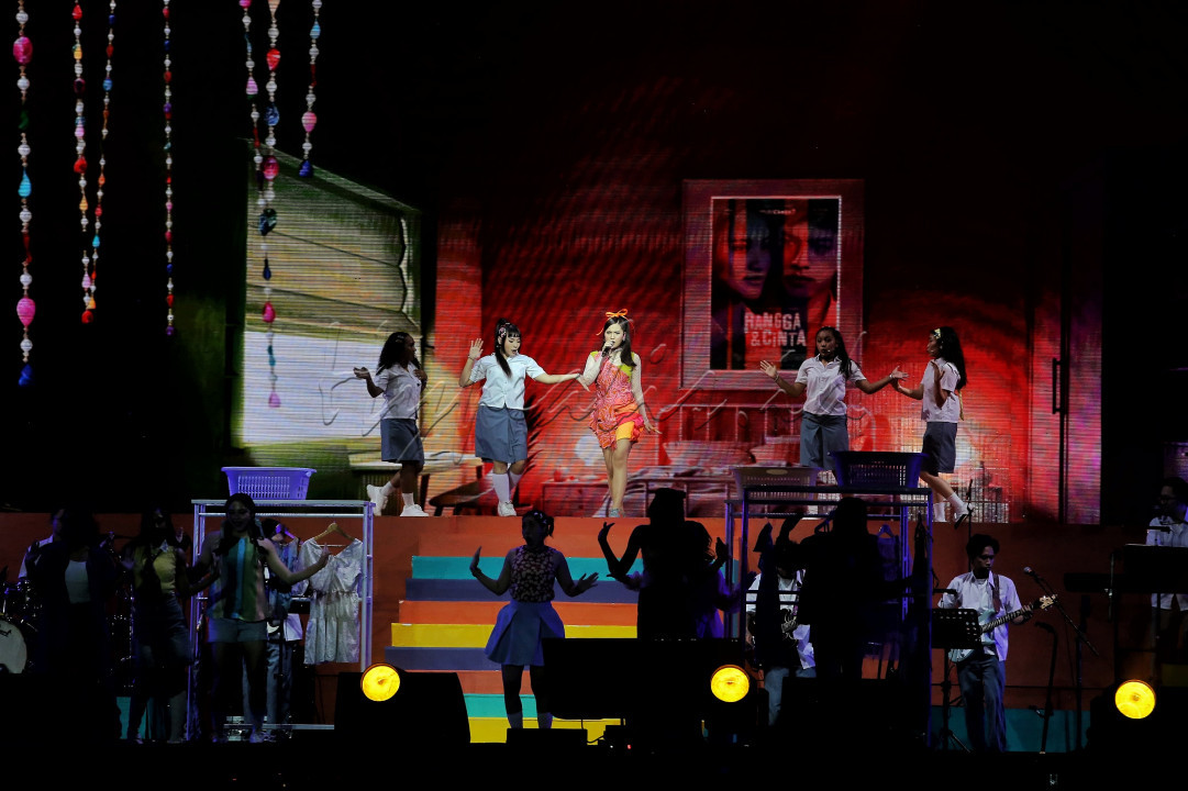 Bagi penikmat film AADC, pertunjukan ini bukan sekadar kilas balik melainkan reinterpretasi kisah dan musik dalam bentuk <em>live</em> yang lebih ekspresif. Bagi penonton muda, ini menjadi pintu untuk memahami warisan musik/sinema era sebelumnya melalui cara baru.<br />
<br />
Editor : Yayus Yuswoprihanto<br />
<br />
<br />
&nbsp;