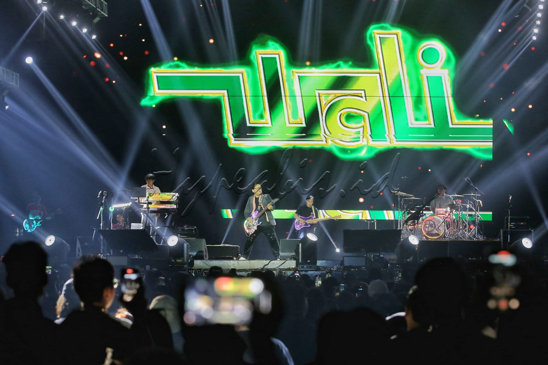 Penampilan Wali bukan sekadar panggung hiburan tambahan, namun menjadi simbol bahwa genre dan gaya musik yang pernah populer di masa lalu tetap punya ruang dalam narasi musik kekinian. Bagi para penggemarnya, ini kesempatan untuk bernostalgia dan merayakan kembali lagu-lagu yang pernah menjadi bagian dari perjalanan hidup mereka.<br />
<br />
Editor : Yayus Yuswoprihanto<br />
<br />
&nbsp;