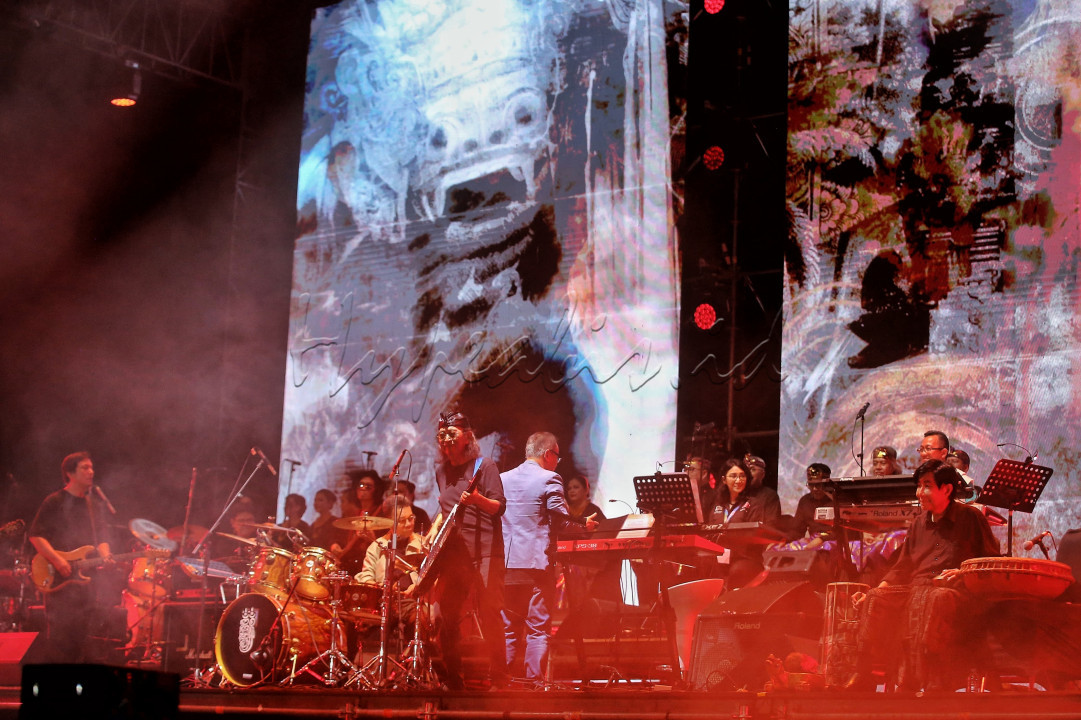 Tahun ini, panggung Synchronize Fest bukan sekadar arena musik biasa melainkan saksi hidup dari kebangkitan sebuah mahakarya legendaris. Di tengah keramaian festival lintas genre, muncul satu momentum yang tak hanya mengguncang industri musik tapi juga memberi penghormatan pada nilai budaya dan warisan musikal yakni kembalinya Guruh Gipsy ke panggung publik dalam sebuah panggung spektakuler.<br />
&nbsp;