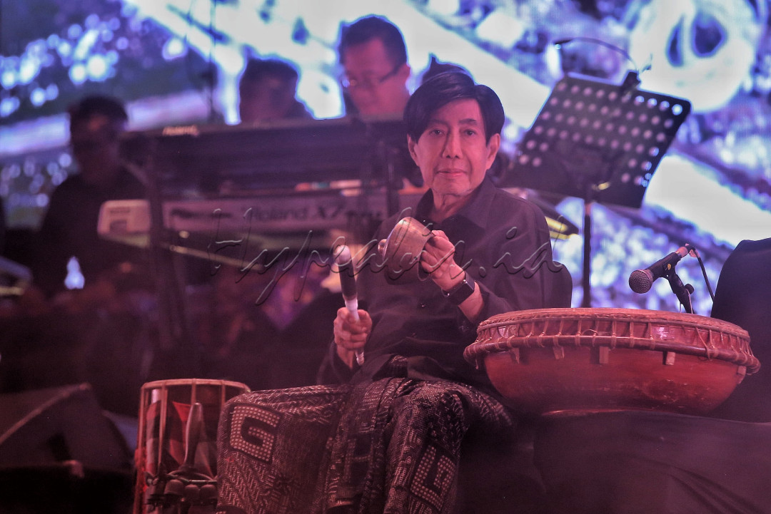 Album mereka yang dirilis pada 1977 menjadi tonggak penting sejarah musik Indonesia karena keberanian artistiknya dalam memadukan dua dunia yaitu modernitas dan tradisi ke dalam satu kesatuan yang harmonis.