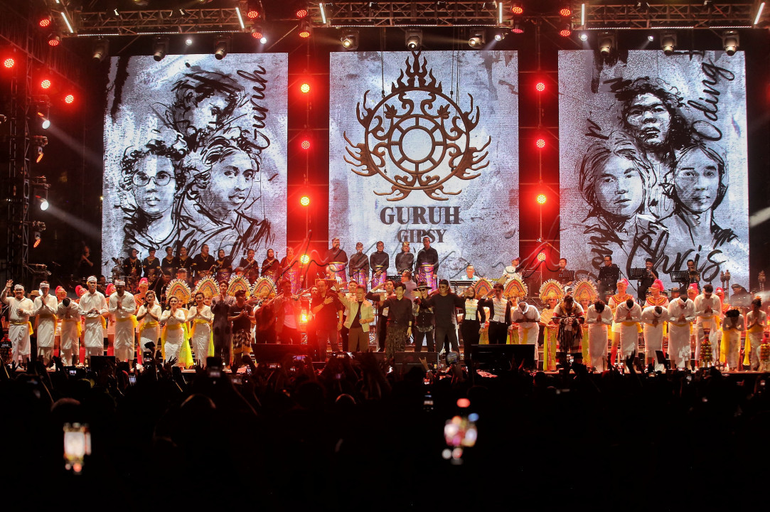 Karena itulah, penampilan Guruh Gipsy di Synchronize Fest 2025 bukan sekadar konser musik, melainkan kembalinya legenda ke arena publik, yang menyatukan masa lalu dan masa kini dalam resonansi artistik yang kuat.<br />
<br />
Editor : Yayus Yuswoprihanto<br />
&nbsp;