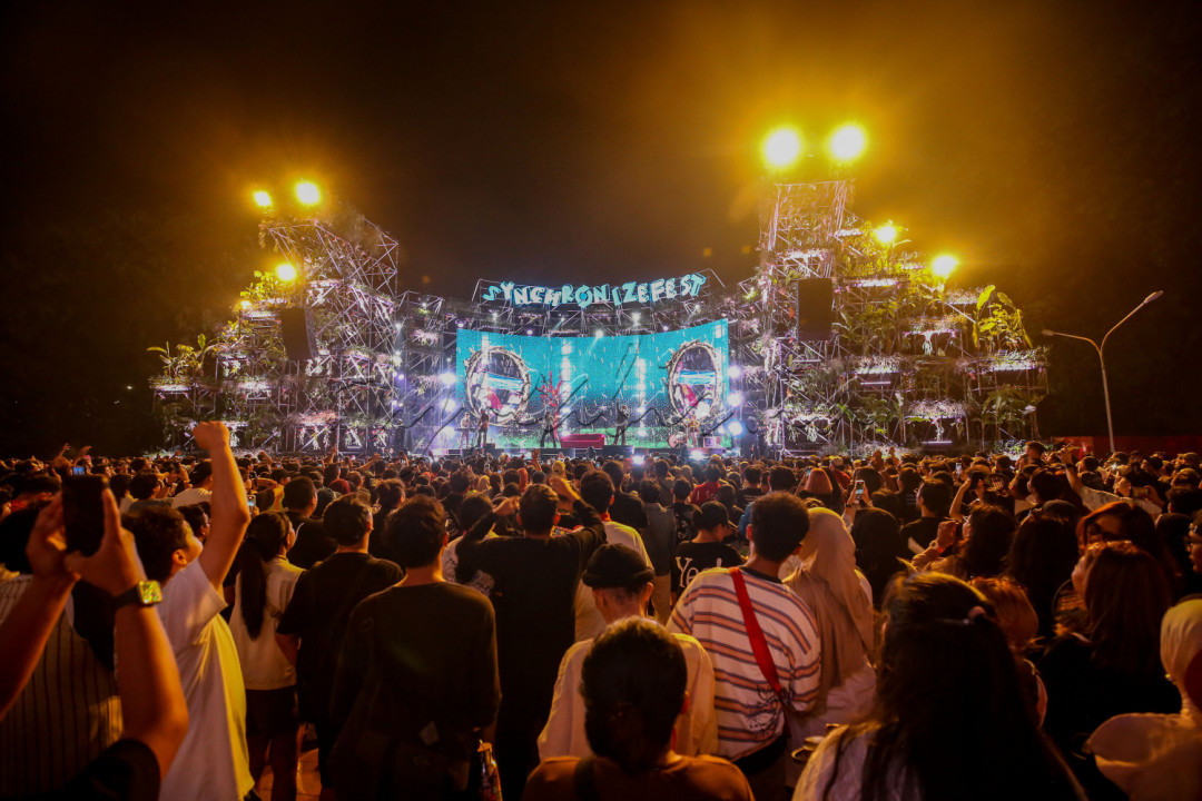 Penampilan Lomba Sihir di Synchronize Fest 2025 bukan sekadar konser biasa. Ini adalah pernyataan bahwa musik mereka punya ruang dalam festival besar. Mereka membawa narasi emosional, kepekaan lirik, dan keberanian untuk tampil beda di tengah warna genre yang beragam.<br />
&nbsp;