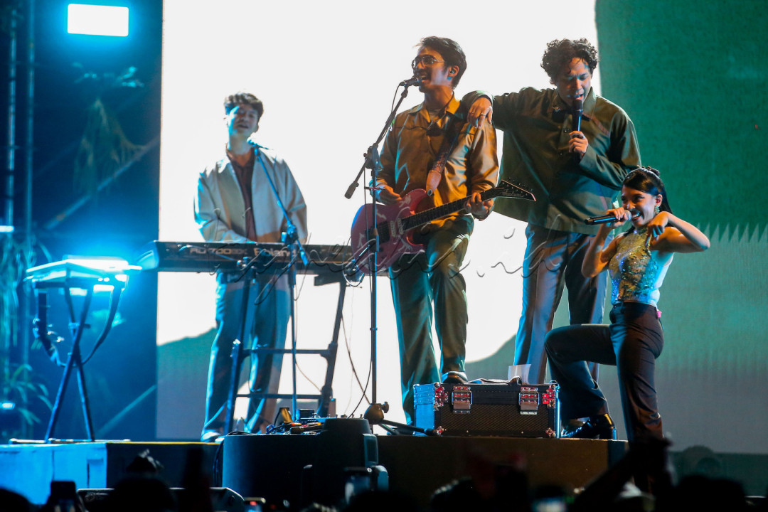 Penonton tampak berdesakan menuju Forest Stage, mencari posisi terbaik untuk menyaksikan aksi panggung Lomba Sihir. Setelah mencuri perhatian publik lewat album debut mereka <em>Selamat Datang di Ujung Dunia</em> (2021), band ini menjelma menjadi fenomena dengan gaya yang khas dan menyegarkan.