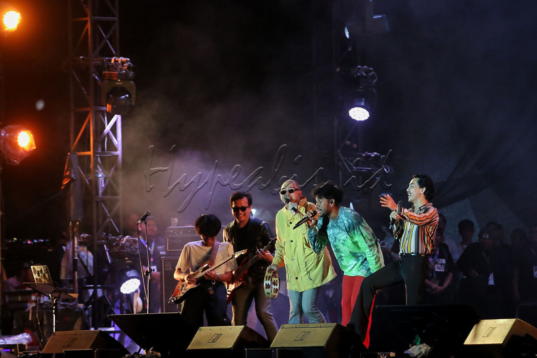 Pada tahun ini, Synchronize Fest memberikan penghormatan khusus kepada salah satu sosok penting dalam skena musik independen Indonesia yakni Gusti Irwan Wibowo. Sebuah nama yang mungkin tak selalu berada di panggung depan, namun kontribusinya menggema kuat di balik layar sebagai musisi, produser, mentor, dan penggerak komunitas.