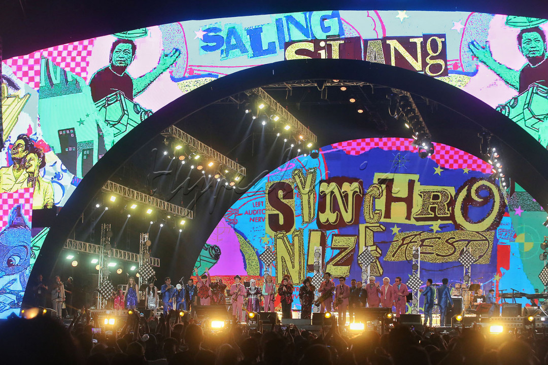Penampilan Elvy Sukaesih X Tokyo Ska Paradise Orchestra menghibur penonton pada hari ketiga Synchronize Fest 2025 di Jakarta, Minggu (5/10/2025). Dalam penampilannya mereka membawakan sejumlah seperti<em> Down Bet Stomp, Sekuntum Mawar Merah </em>dan <em>Kopi Dangdut.</em>