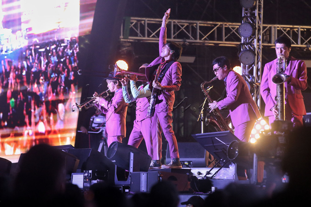 Ratu Dangdut Indonesia Elvy Sukaesih dan grup musik ska-jazz legendaris Jepang, Tokyo Ska Paradise Orchestra, akhirnya berduet di panggung Synchronize Fest 2025. Mereka pernah tampil bersama dalam acara Asia Live Dream: Asia Music Festival di Tokyo pada 1996 yang disiarkan ke beberapa negara Asia lewat Stasiun NHK. Kali ini giliran Tokyo Ska Paradise Orchestra yang bertandang ke Indonesia.&nbsp;