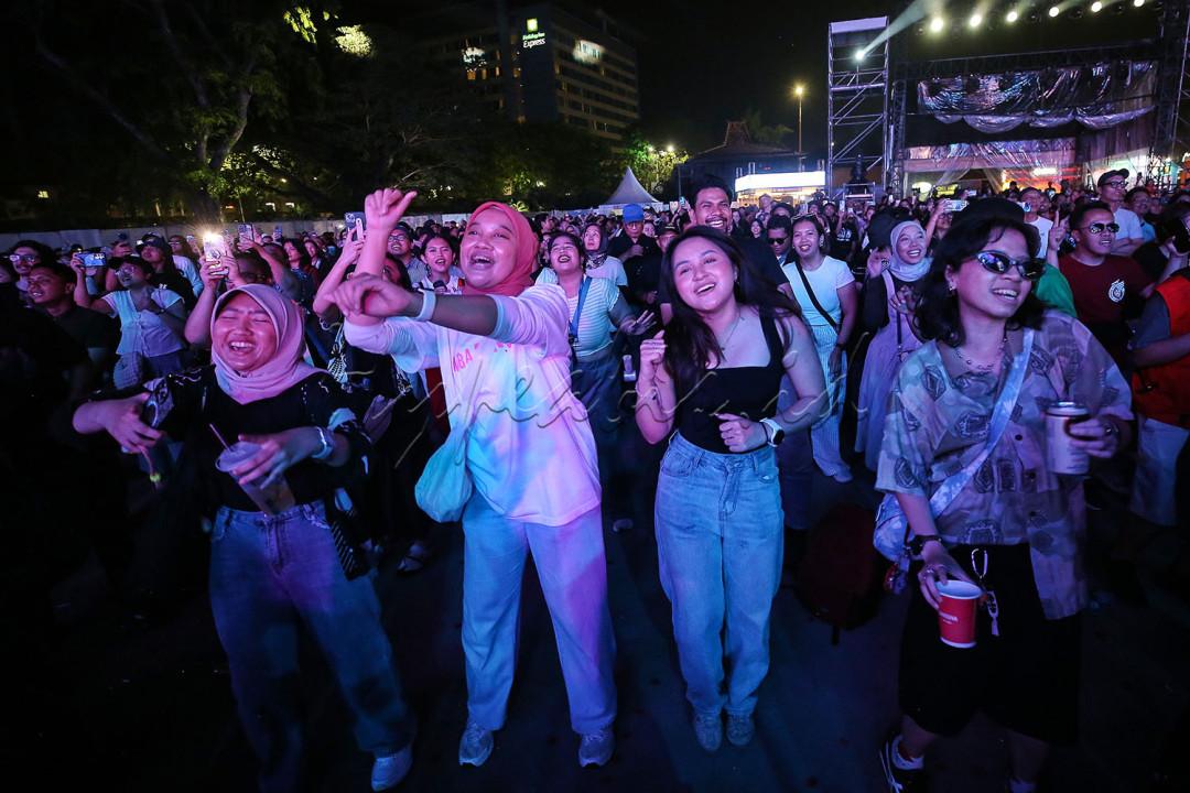Tokyo Ska Paradise Orchestra terus memompa adrenalin para penonton agar tak kendur. Mereka mengajak seluruh penonton untuk berteriak lebih keras, menciptakan koor massal yang menggema di seluruh area festival.&nbsp;