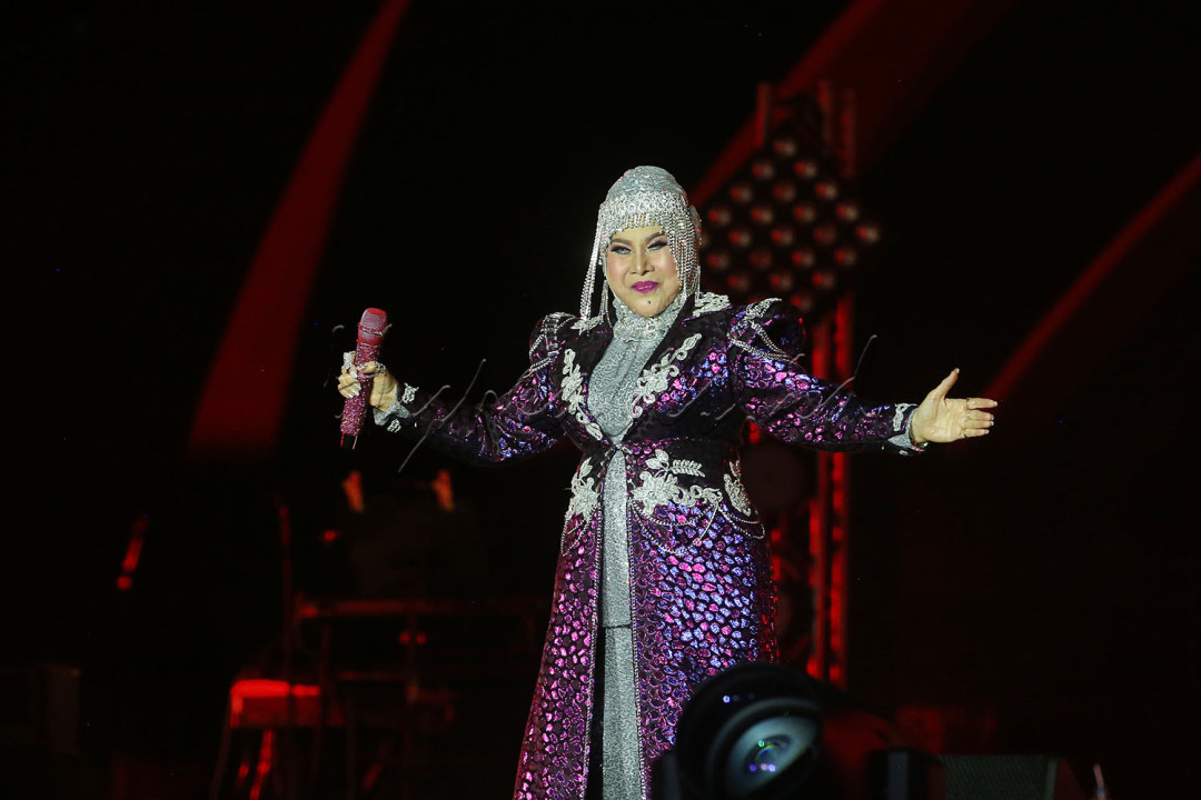 Setelah sukses membakar energi penonton dan suasana semakin bersemangat, akhirnya sang Ratu Dangdut yang ditunggu-tunggu tiba. Mengenakan gaun penuh bling-bling berwarna pink dan silver, Elvy Sukaesih masuk panggung yang langsung disambut teriakan antusias dari penonton. "Assalamualaikum selamat malam anak muda yang kita jumpai. Aduh senang bahagia banget, kita enjoy bareng ya diresapin lagunya satu per satu. Semoga dengan rahmat Allah tidak hujan amin," ucap penyanyi berusia 74 tahun itu. Di panggung Synchronize Fest 2025, Elvy membawakan beberapa hit miliknya seperti <em>Pengobat Rindu</em>, <em>Sekuntum Mawar Merah</em>, dan <em>Kereta Malam</em>, yang disajikan dengan iringan musik dangdut juga sesekali dipadukan dengan sedikit sentuhan jaz yang membuat musiknya terdengar kaya dan modern.