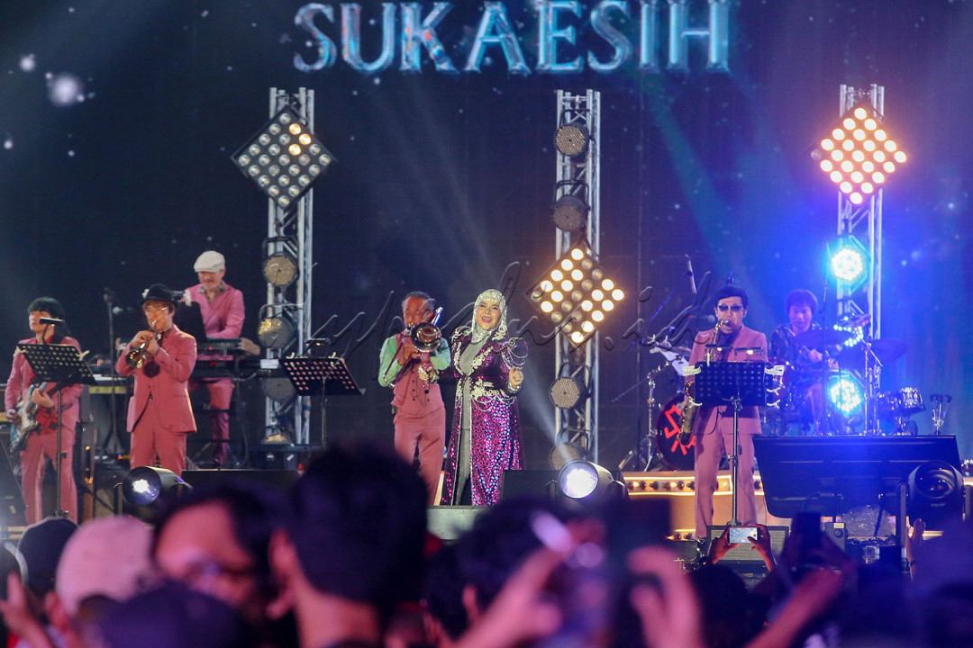 Mereka menutup penampilan dengan hit <em>Kopi Dangdut,</em> yang membuat semua penonton tetap antusias untuk bernyanyi dan bergoyang meski hari sudah semakin larut. Panggung Synchronize Fest 2025 benar-benar mencetak sejarah dengan menghadirkan sebuah kolaborasi lintas genre dan negara yang sangat emosional dan berkesan.&nbsp;<br />
<br />
Editor : Yayus Yuswoprihanto<br />
<br />
&nbsp;