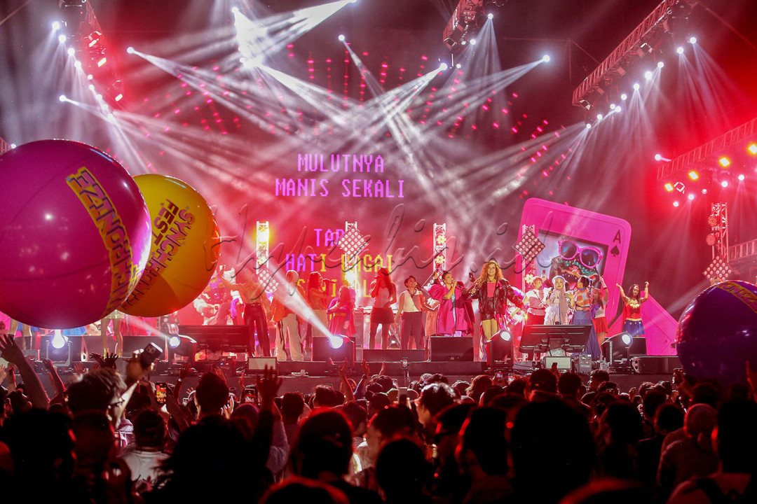 Penampilan kolaborasi Centil Era menghibur penonton pada hari ketiga Synchronize Fest 2025 di Jakarta, Minggu (5/10/2025). Centil Era merupakan gabungan para penyanyi yang populer pada era 2000-an, seperti Astrid, Aura Kasih, Citra Scholastika, Shanty, SHE, Sinta dan Jojo, T2, Duo Maia, dan Naykilla.