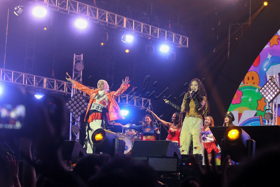 Lebih dari sekadar nama atau proyek musikal, Centil Era adalah panggung bagi para perempuan lintas zaman. Mereka dihadirkan di tengah gelombang nostalgia, eksperimen, dan pertemuan lintas generasi yang menjadi ciri khas Synchronize Fest.&nbsp;