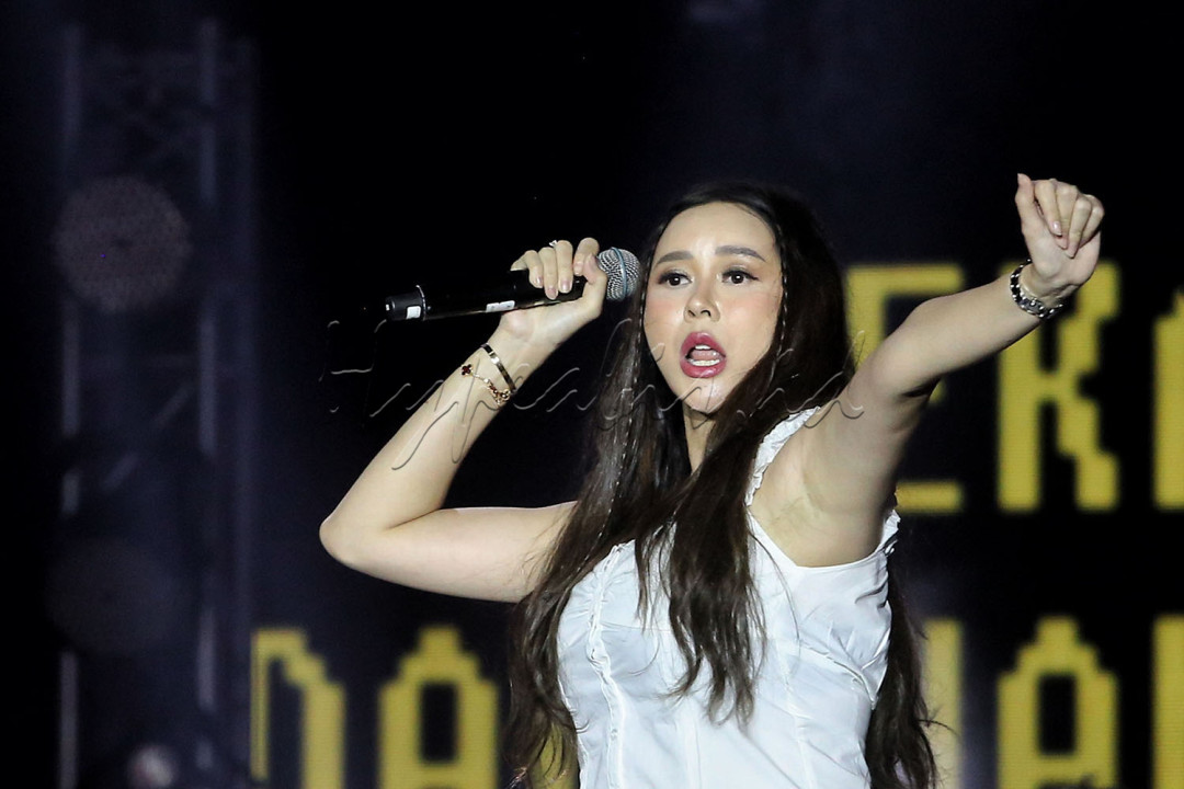 Panggung semakin semarak ketika Aura Kasih mendapatkan giliran tampil membawakan lagu <em>Mari Bercinta</em>. Konsep Centil Era pun semakin terasa berkat lagunya yang memang sangat feminin dan manja sesuai dengan karakter penampilan Aura.<br />
&nbsp;