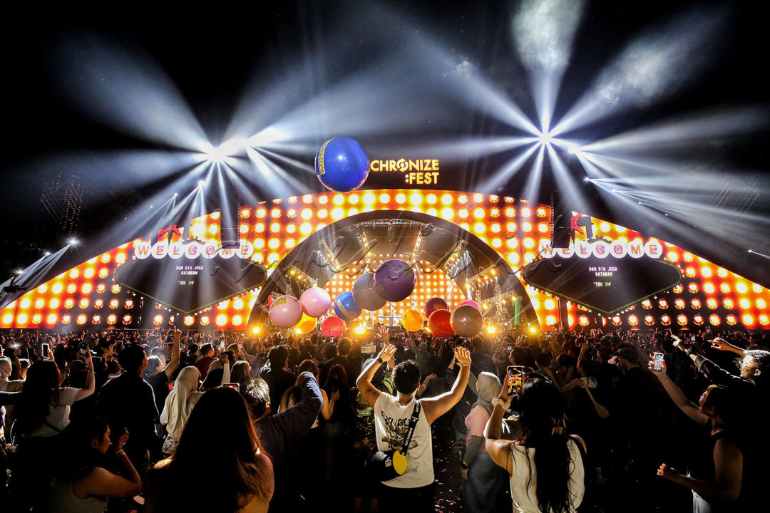Penampilan Centil Era di Synchronize Fest 2025 menjadi salah satu momen paling teatrikal, penuh kejutan, dan tak terlupakan dari festival ini. Dengan tata panggung yang berkilau, kostum glamor retro, dan aransemen musik yang disusun ulang secara megah, penonton diajak dalam perjalanan melintasi dekade, emosi, dan evolusi identitas perempuan di panggung musik Indonesia.<br />
<br />
Editor : Yayus Yuswoprihanto<br />
&nbsp;<br />
<br />
<br />
&nbsp;