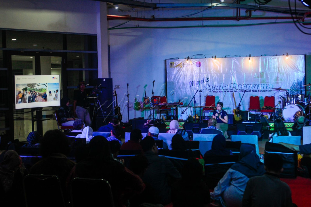 Meilati M. Batubara menyampaikan orasi budaya pada acara Majelis Nyala Purnama di Selasar Makara Art Center Universitas Indonesia, Depok, Jawa Barat, Rabu (8/10/2025). Kegiatan tersebut merupakan hasil kolaborasi antara Makara Art Center UI dengan Urban Spiritual Indonesia (USI).