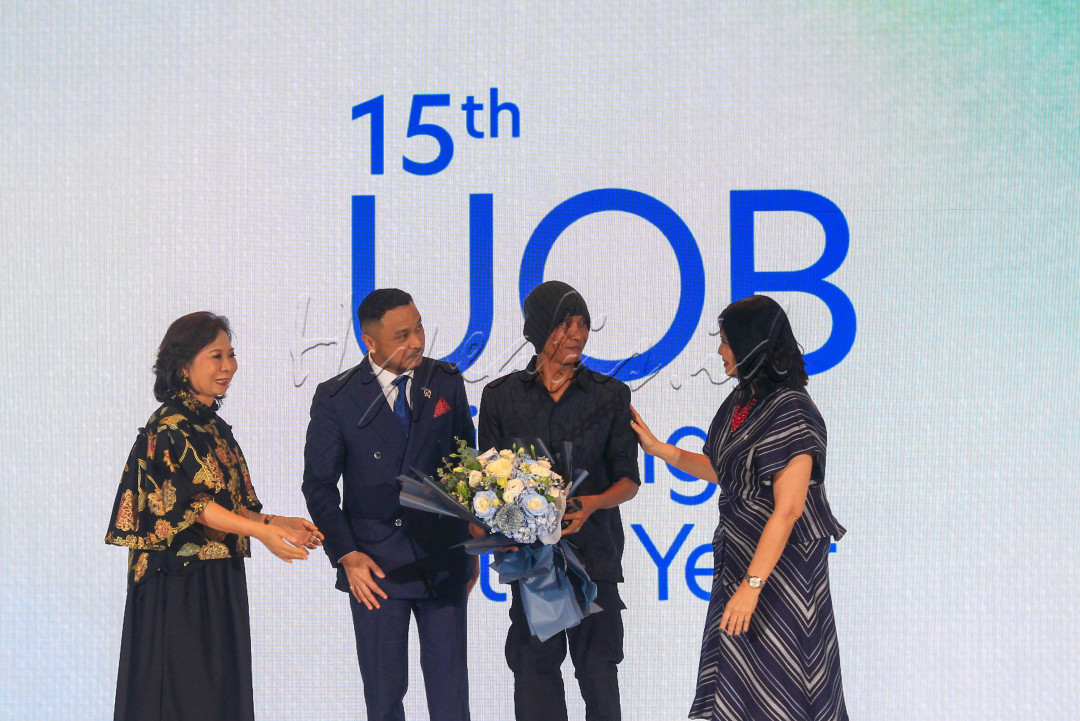Wakil Menteri Kebudayaan Giring Ganesha (kedua kiri) bersama Head of Strategic Communications and Brand UOB Indonesia Maya Rizano (kanan), Finance and Corporate Services Director, UOB Indonesia Teh Han Yi (kiri) dan Pemenang UOB POY 2025 Eddy Susanto berbincang saat pembukaan UOB Painting Of The Year 2025 di Jakarta, Rabu (15/10/2025). UOB Indonesia menganugerahkan penghargaan 15th UOB POY (Indonesia) kepada Eddy Susanto atas lukisannya yang berjudul Kuasa Dalam Setara sebagai pemenang utama 15th UOB POY.
