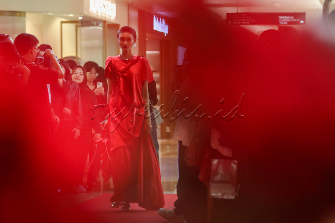 Model memperagakan busana karya sejumlah desainer pada acara bertajuk <em>The Revival of Miracles</em> di Jakarta, Senin (20/10/2025). Acara kolaborasi antara produk perawatan kulit, POND&rsquo;S, dengan Jakarta Fashion Week (JFW) 2026 tersebut menghadirkan sembilan desainer perempuan yang menafsirkan makna kebangkitan dan kepercayaan diri melalui sembilan karya mode.&nbsp;