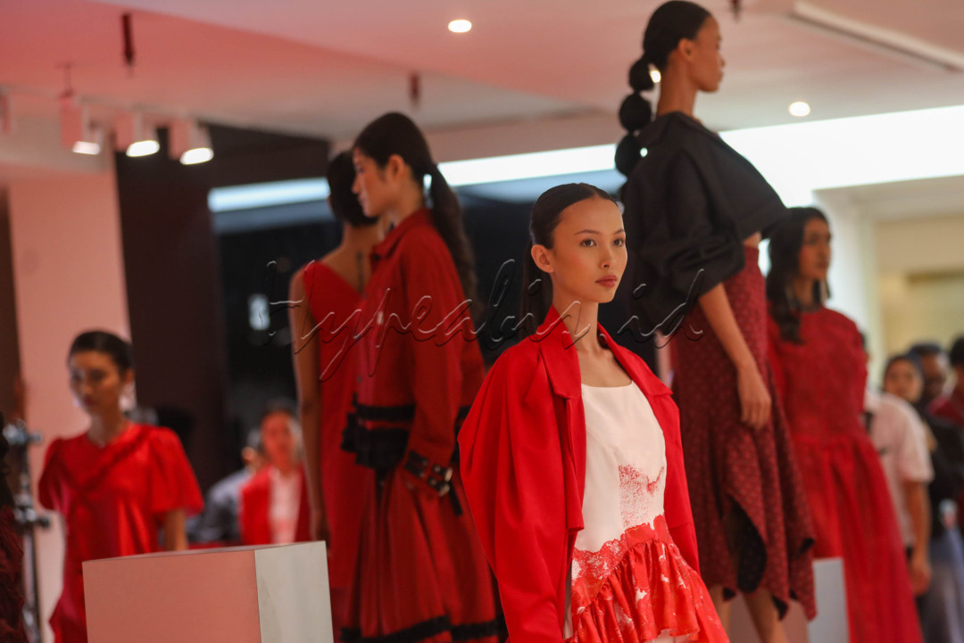 Ada pula tampilan bernuansa edgy dengan jaket longgar dan rok beraksen hitam, menghadirkan kontras antara kelembutan dan ketegasan. Beberapa desain menonjolkan siluet klasik dengan sentuhan modern, seolah menggambarkan perjalanan perempuan yang menua dengan anggun namun tetap berani berekspresi.
<div>&nbsp;</div>