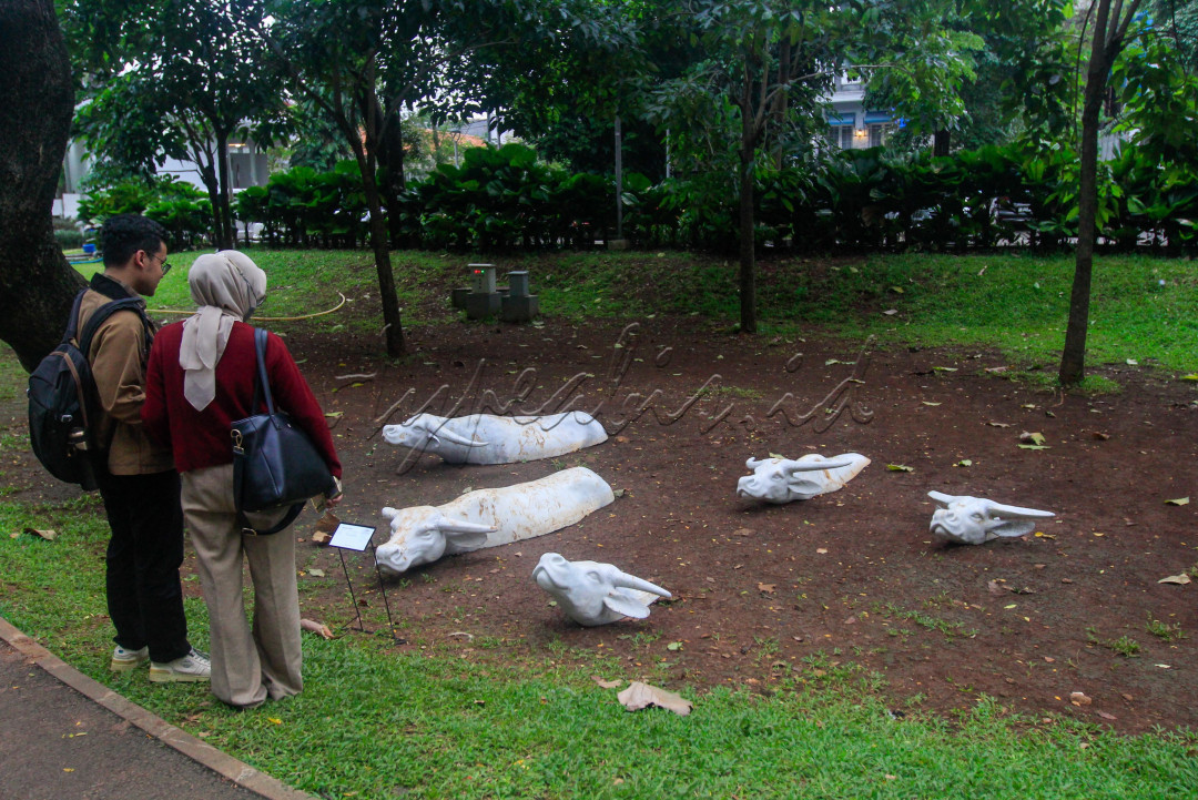 <br />
Pengunjung mengamati karya yang dipajang pada Pameran Seni Rupa Jakarta Artmospher 2025 di Tebet Eco Park, Jakarta, Selasa (21/10/2025).&nbsp;