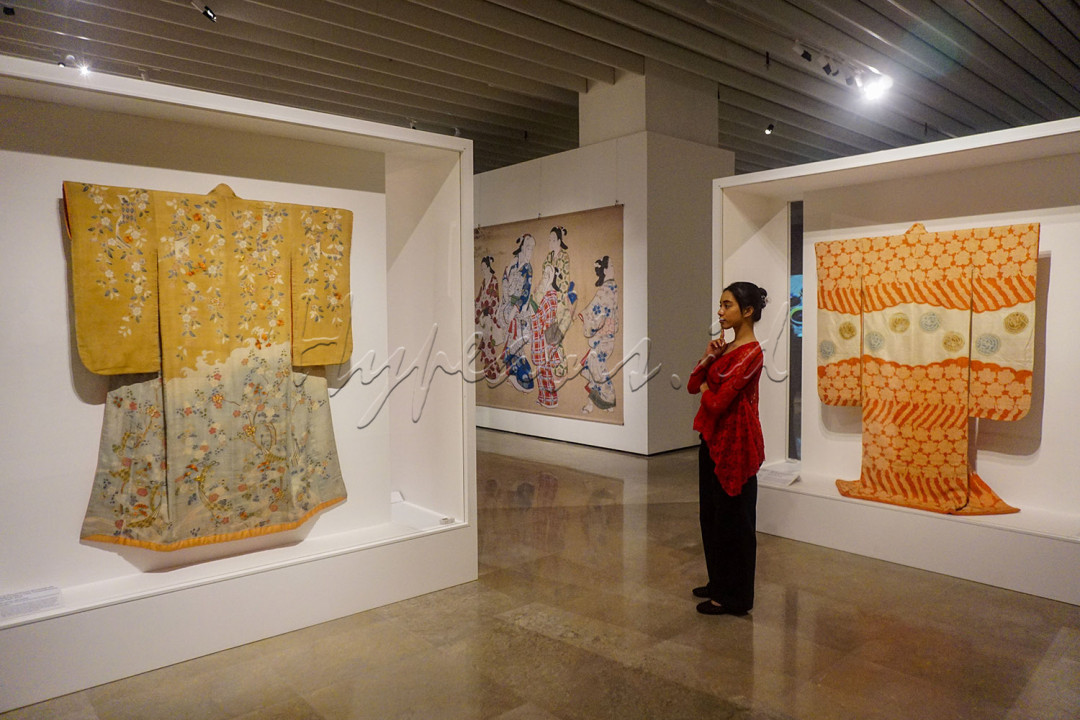 Pengunjung mengamati koleksi tenunan wastra Jepang di Museum Nasional Indonesia, Jakarta, Jumat (24/10/2025). Pameran yang menampilkan 26 koleksi tenunan wastra Jepang dari Museum Nasional Tokyo yang sebagian besar berupa kimono ini akan berlangsung hingga 7 Desember 2025.