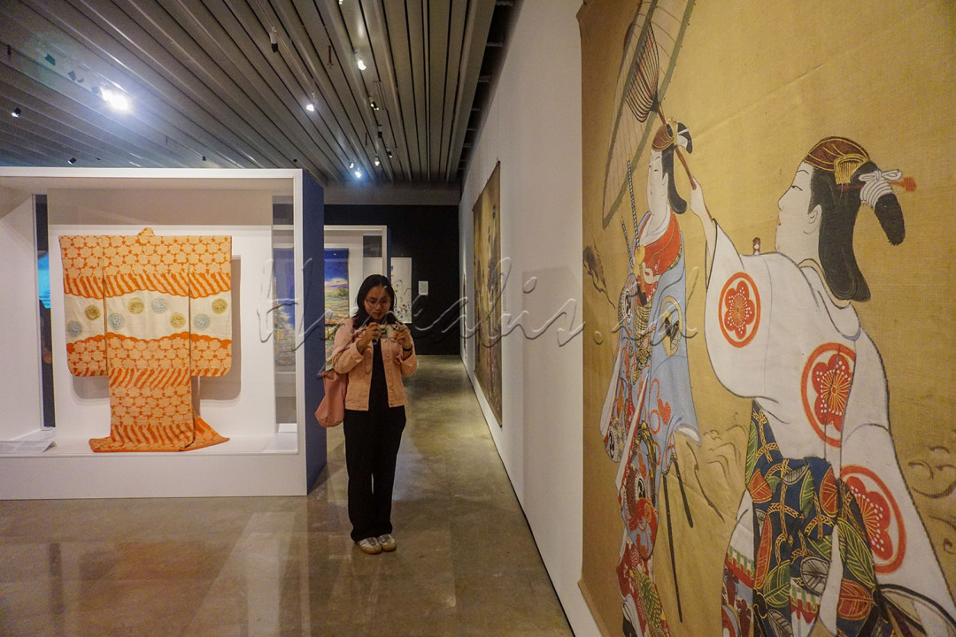 Pameran yang bertajuk Jalinan Waktu: Pewarnaan dan Tenunan Wastra Indonesia dan Jepang ini merupakan hasil kerja sama antara Museum dan Cagar Budaya unit Museum Nasional Indonesia dengan &nbsp;Museum Nasional Tokyo. Pameran ini dikuratori oleh Oyama Yuzuruha, sekaligus Kepala Bagian Penelitian, Museum Nasional Tokyo yang telah mendalami wastra tenunan lebih dari sepuluh tahun.