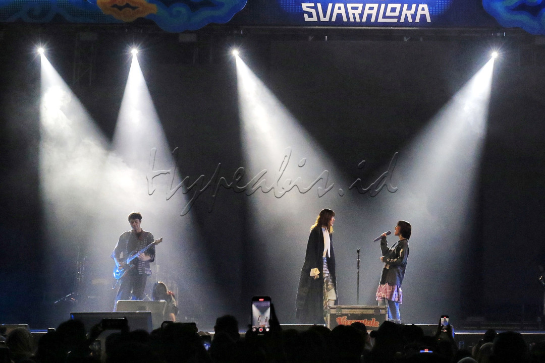 Suasana semakin menghangat dengan tampilnya Padi Reborn. Deretan karya masterpiece mereka membuat penonton larut dalam nostalgia. Ribuan suara menyatu, menciptakan momen throwback yang emosional dan penuh kenangan.<br />
<!--/data/user/0/com.samsung.android.app.notes/files/clipdata/clipdata_bodytext_251028_091705_555.sdocx-->