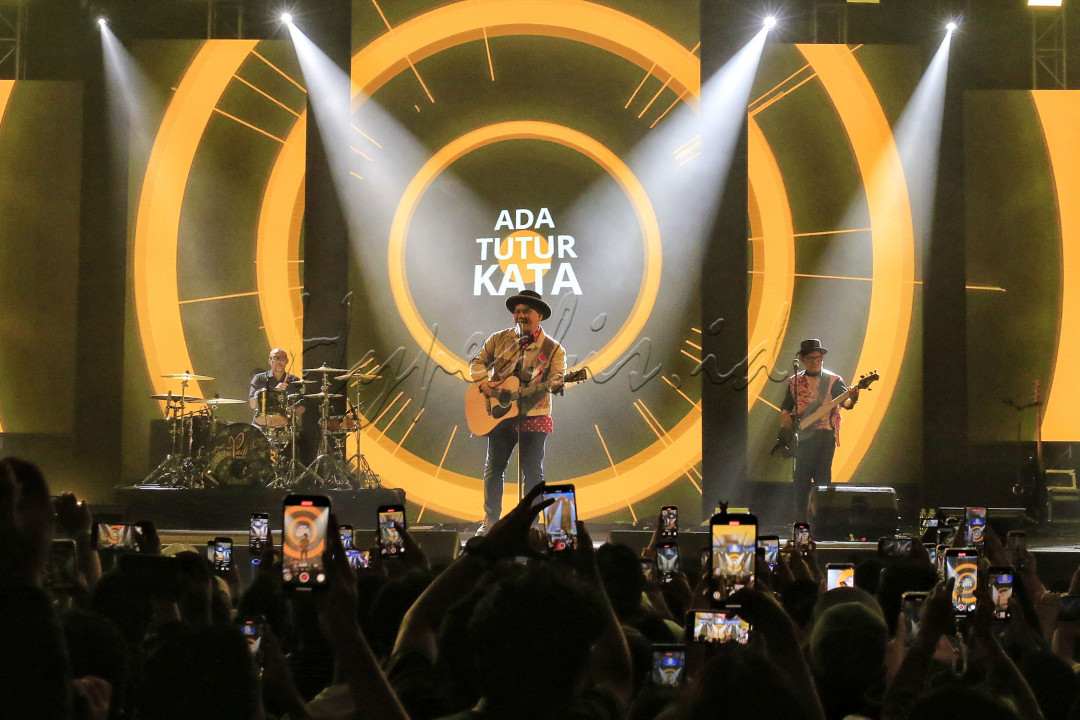Kehadiran para musisi tersebut untuk memeriahkan HUT ke-27 Bank Mandiri. Livin&rsquo; Fest tidak hanya menampilkan berbagai produk unggulan namun juga menyuguhkan rangkaian hiburan yang memadukan musik, olahraga, dan gaya hidup dengan menggandeng promotor musik Antara Suara dengan menggelar festival musik bertajuk Suara Loka.<br />
<br />
Editor : Yayus Yuswoprihanto&nbsp;<!--/data/user/0/com.samsung.android.app.notes/files/clipdata/clipdata_bodytext_251028_091834_845.sdocx-->