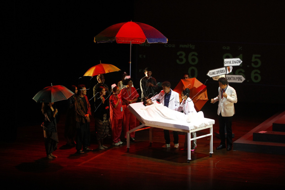 Pemain mementaskan lakon berjudul Pasien No. 1 di Teater Besar Taman Ismail Marzuki, Jakarta, Jumat (31/10/2025). Teater Indonesia Kita, kembali hadir dengan pementasan terbarunya berjudul Pasien No. 1 serta menjadi produksi ke-44.<br />
&nbsp;