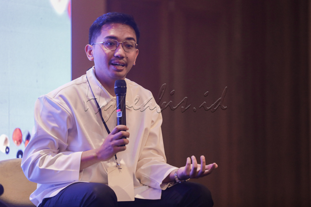 Di ruangan lain, IdeaFest 2025 diramaikan dengan kehadiran Kanjeng Gusti Pangeran Adipati Arya (KGPAA) Mangkoenagoro X yang berbicara tentang upayanya mendefinisikan ulang warisan budaya dalam konteks ekonomi modern. Sebagai pemimpin muda yang memegang tanggung jawab besar terhadap keberlanjutan Pura Mangkunegaran di Surakarta, Mangkoenagoro X melihat peluang besar di bidang ekonomi kreatif untuk menghubungkan masa lalu dengan masa depan.&nbsp;<br />
&nbsp;
