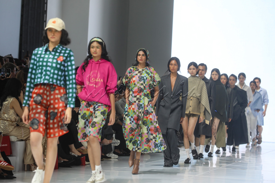 Para model berjalan di panggung Jakarta Fashion Week (JFW) 2026 di City Hall Pondok Indah Mall 3, Jakarta, Jumat (31/10/2025). Ajang mode terbesar di Tanah Air ini kembali menjadi etalase utama bagi desainer dan pelaku industri fesyen untuk menampilkan karya terbaru serta memperluas akses ke pasar global.
<div><br />
&nbsp;</div>