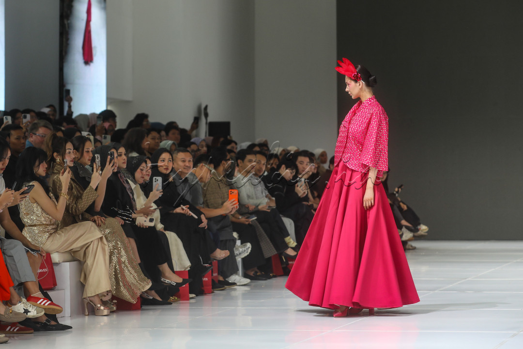Mengusung semangat keberlanjutan dan inovasi, JFW 2026 menghadirkan beragam program unggulan seperti Menswear Lomba Perancang Mode, Jakarta Fashion Force, dan JFW Designer. Melalui program tersebut, penyelenggara berupaya memperkuat posisi Jakarta sebagai salah satu pusat mode di Asia Tenggara sekaligus membuka ruang bagi talenta muda di bidang desain, tata rias, dan penataan rambut.
<div><br />
&nbsp;</div>