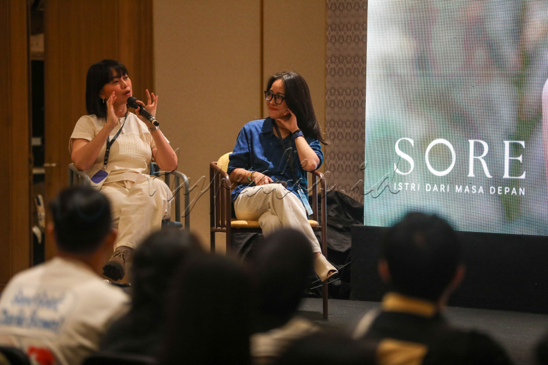 Di panggung lain, suasana tak kalah hangat. Sesi bertajuk The Effect of Sore: When Film, Fragrance, Fashion and Feelings Collide menghadirkan Paramita Suryana, CEO Cerita Films sekaligus produser film Sore, bersama Anastasia Setiobudi, Creative Director SukkhaCitta. Keduanya membedah fenomena viral film Sore dan gaya busana karakter utamanya yang sederhana tapi berkesan, gaun biru gelap bermotif bintang lembut. Ternyata, gaun itu bukan sekadar properti film, melainkan karya asli brand lokal yang mengusung nilai fesyen berkelanjutan dan alami.