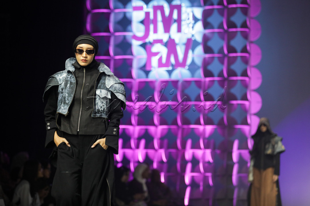 Tahun ini, sebanyak 19 perancang busana binaan sekolah tersebut unjuk gigi dalam fashion show JMFW dengan menghadirkan karyanya masing-masing.