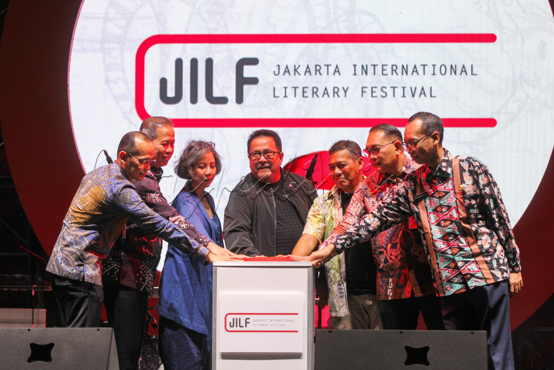 Wakil Gubernur Jakarta Rano Karno (tengah) Direktur Eksekutif JIFL Avianyi Armand (ketiga kiri) Ketua Dewan Kesenian Jakarta Bambang Prihadi (ketiga kanan) dan staff Pemprov Jakarta memencet tombol saat pembukaan Jakarta International Literary Festival (JILF) di Plaza Teater Besar, Taman Ismail Marzuki (TIM) Jakarta, Kamis, (13/11/2025).